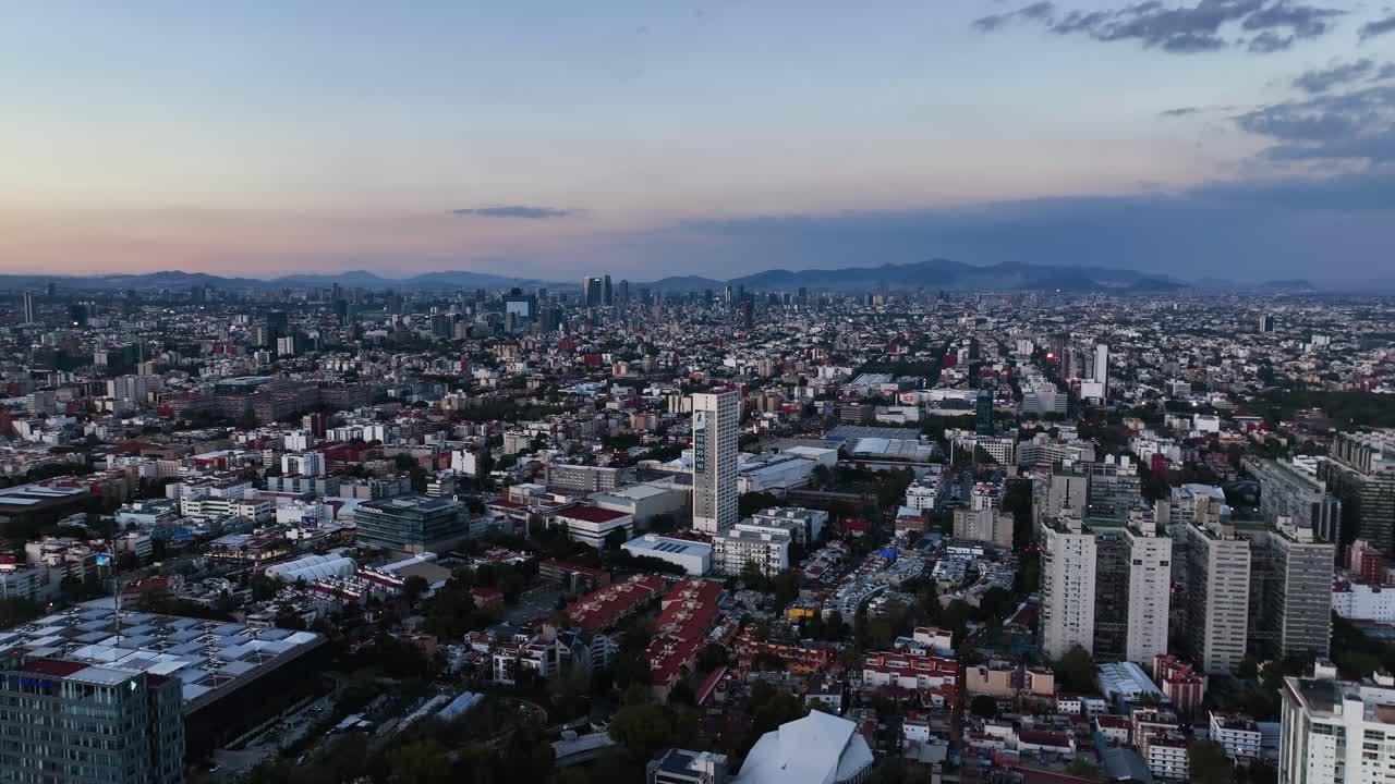 Meksika, Benito Juarez'de güneşli bir akşamda Meksiko Şehri'nin şehir manzarası üzerinde yükselen havadan görünüm.