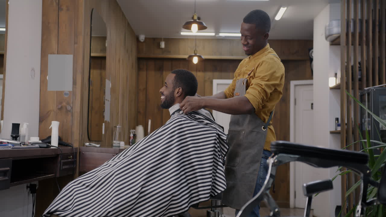 un hombre se corta el cabello en la barbería.