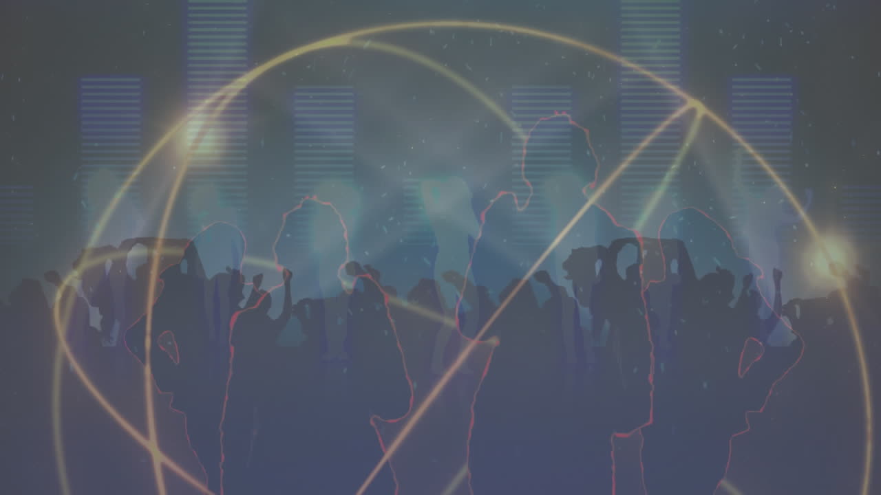 음악 이 ⁇ 라이저에 맞서 춤을 추는 사람들의 실루 ⁇ 을 가로질러 회전하는 여러 반지