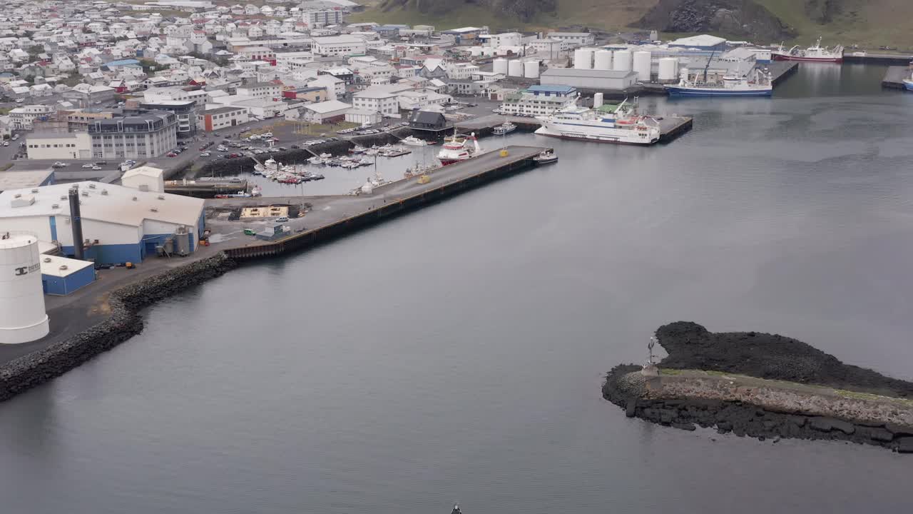 el barco viaja hacia el puerto de entrada de la isla creando una ondulación en forma de v en la superficie del agua
