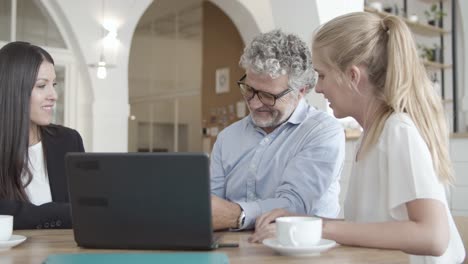 consultor profesional confiado y clientes