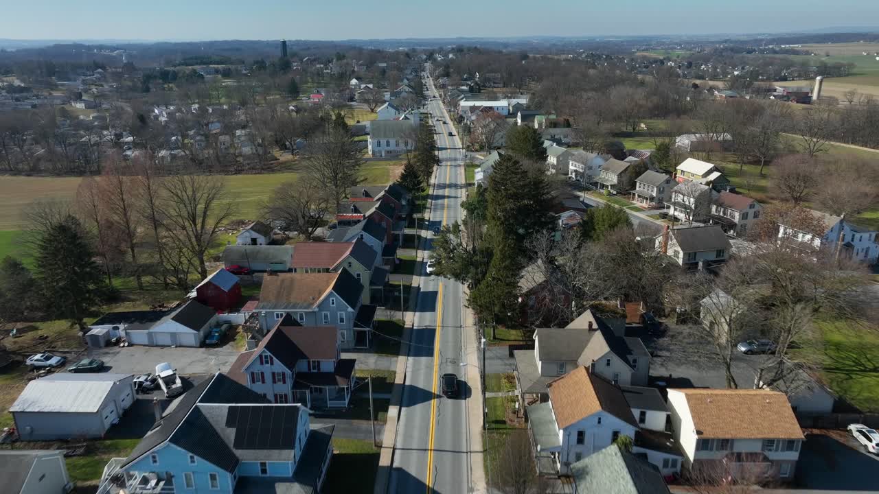 Traffico su Main Street di un pittoresco quartiere americano negli USA
