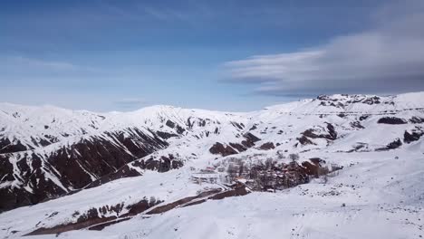 Schönes-Kleines-Dorf-Inmitten-Der-Berge-Im-Winter-Voller-Schnee-Im-Hochland