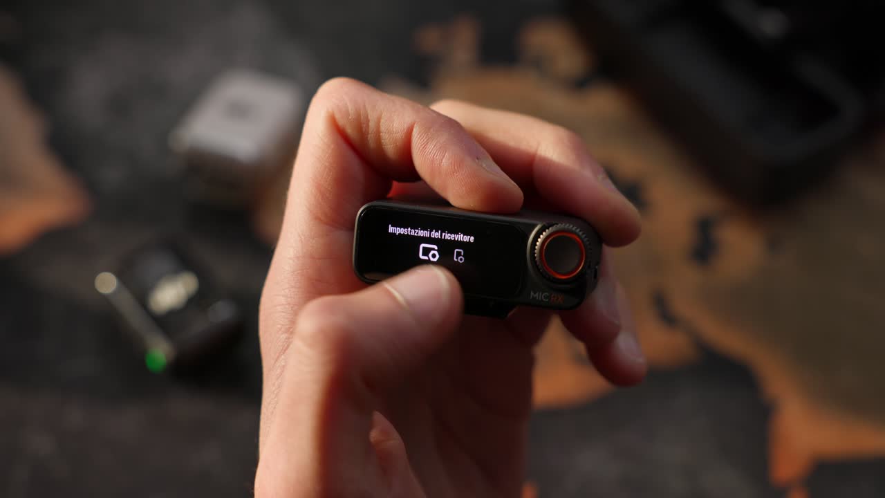 트 무선 마이크 시스템의 내장된 터치 스크린에서 손으로 스크롤합니다.