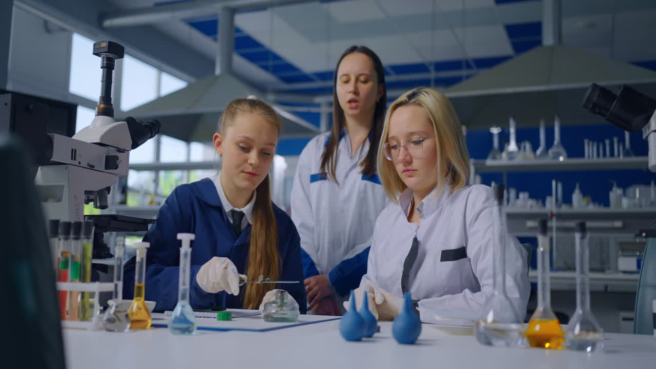estudiantes realizando experimentos en un laboratorio de ciencias