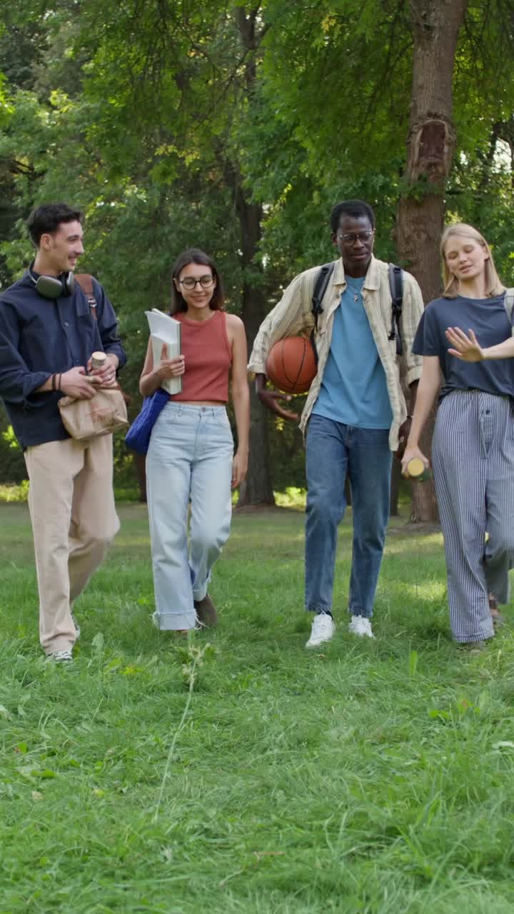 Gruppe studenter som henger sammen i en park