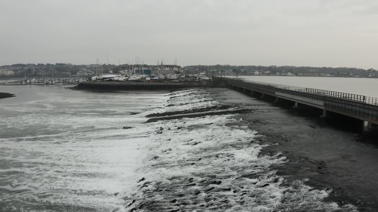 흐린 날 말라하이드 마을에 있는 기차 다리의 공중 전망