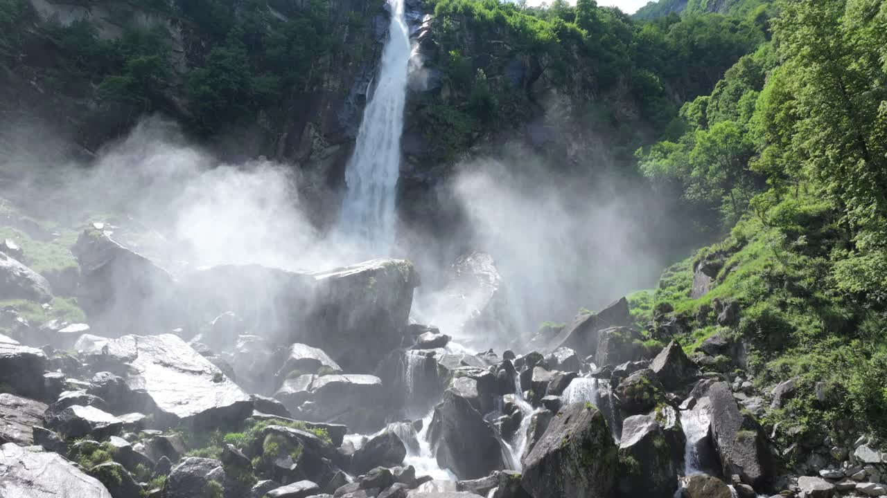 vista en cámara lenta de la cascada de foroglio en la temporada de primavera en suiza