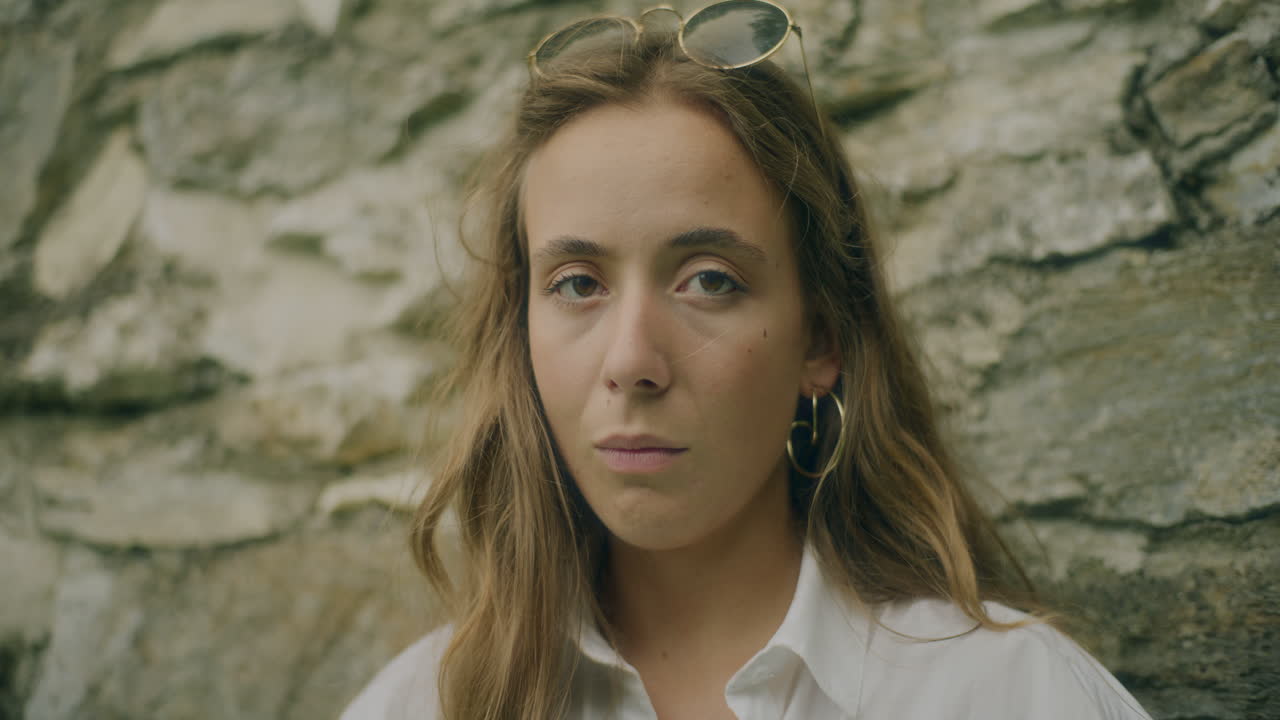 mujer triste mirando a la cámara