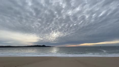 Clima:-Nube-Altocúmulo-Que-Cubre-El-Cielo-Sobre-Carmel-Beach,-California