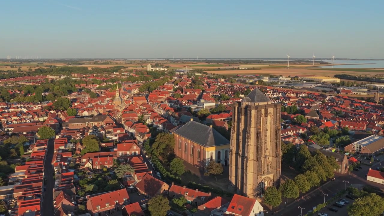 Vista Aérea de Igreja Histórica em Cidade Holandesa ao Pôr do Sol