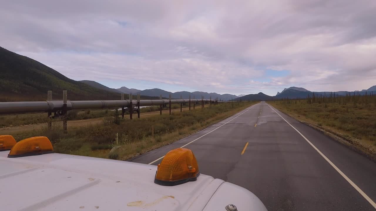 vista desde la parte superior de la cabina de una autocaravana conduciendo por la autopista dalton cerca del oleoducto de alaska