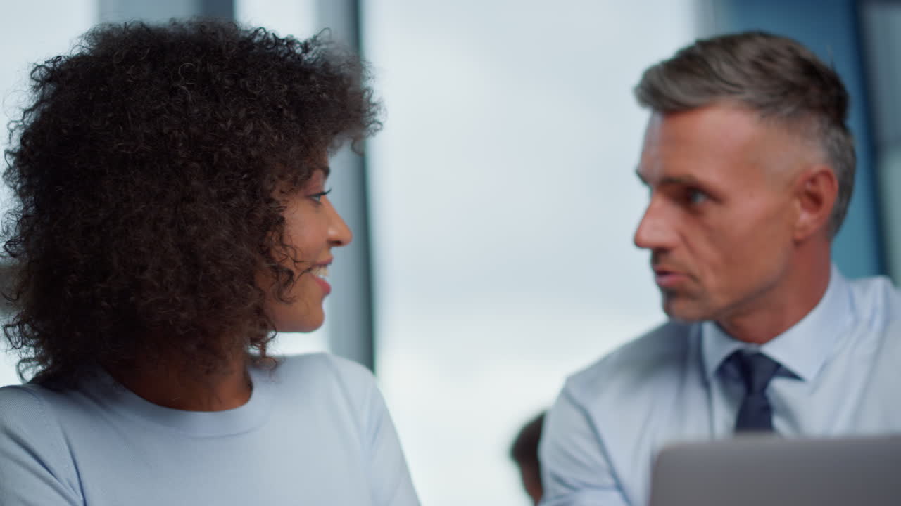hombre de negocios y mujer de negocios mirando la cámara del portátil durante una llamada de video en línea