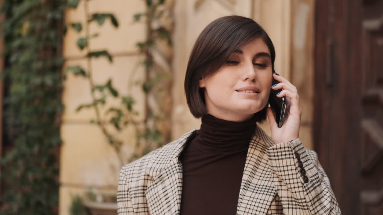 кавказская бизнесменка на открытом воздухе.