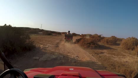 Punto-De-Vista-Conduciendo-En-Un-Convoy-De-Buggy-A-Través-De-Giros-Y-Vueltas-En-Senderos-De-Tierra-De-Cavo-Greco