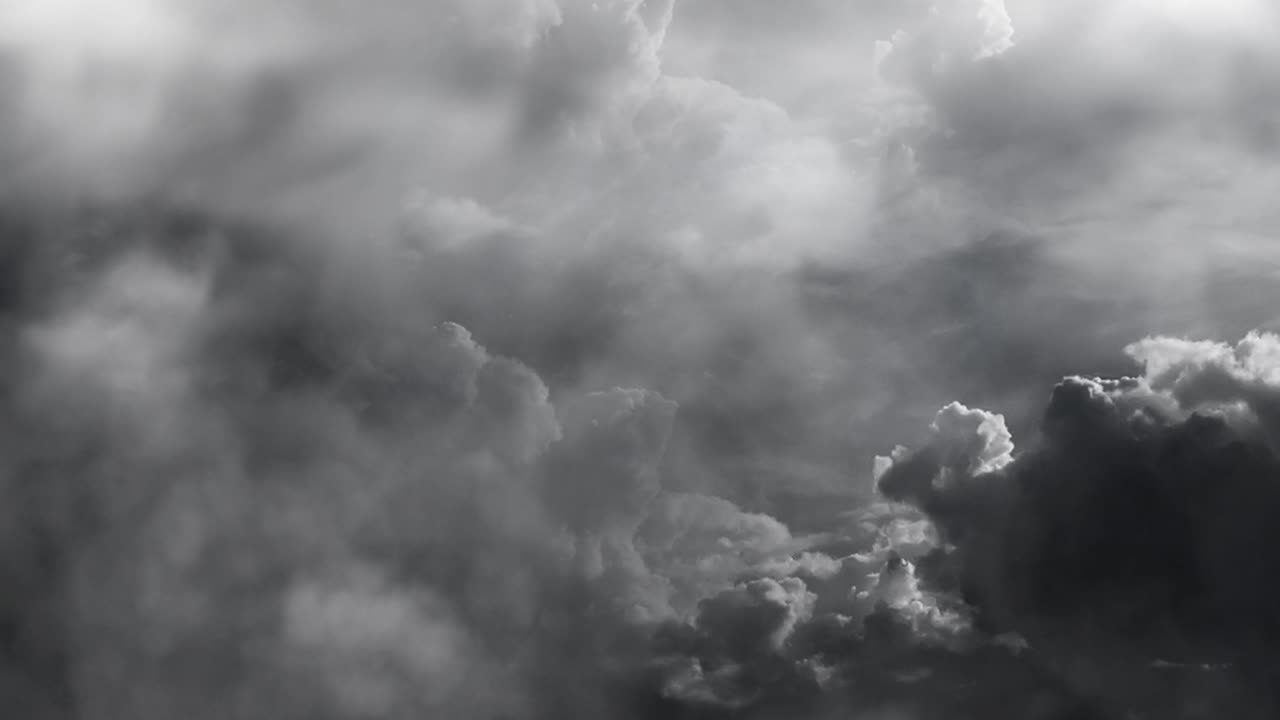 하늘에서 일어나는 번개 타격의 모습, 울트라 hd