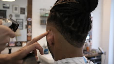 estilista anónimo haciendo un corte de pelo