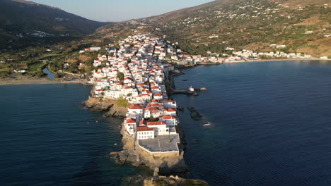 vídeo aéreo de la icónica isla de andros chora, cícladas, grecia