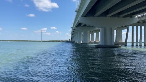 bajo el agua del puente tiro al muelle del barco lapso de tiempo_iphonepro12max_1080p30fps