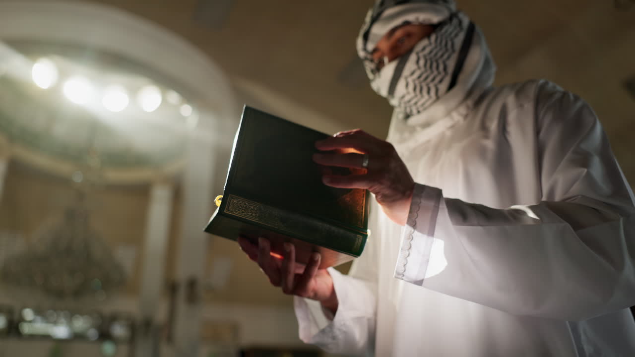 un hombre musulmán leyendo el corán