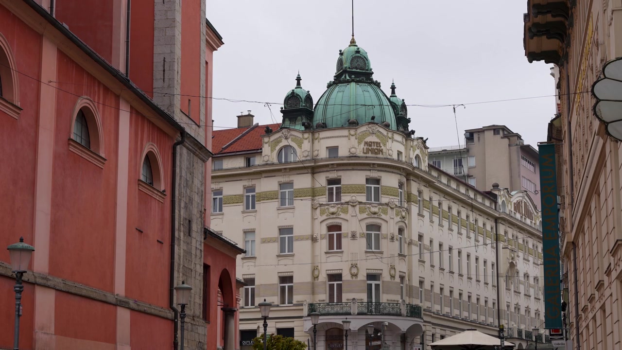 Il Grand Hotel Union si erge accanto a edifici storici nel centro di Lubiana, ripresa statica.