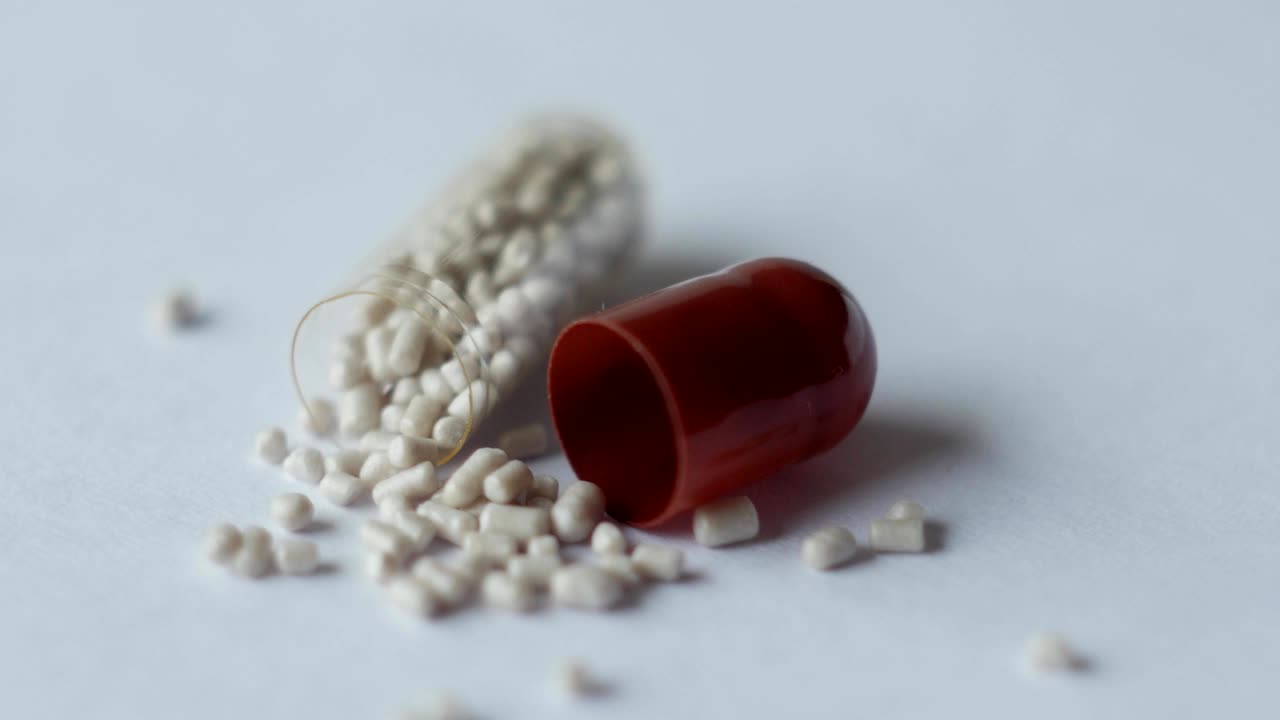 색에 회전하는 알약