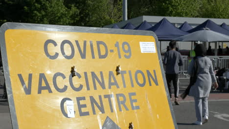 centro de vacunación masiva covid-19 personas que llegan para su vacuna contra el coronavirus