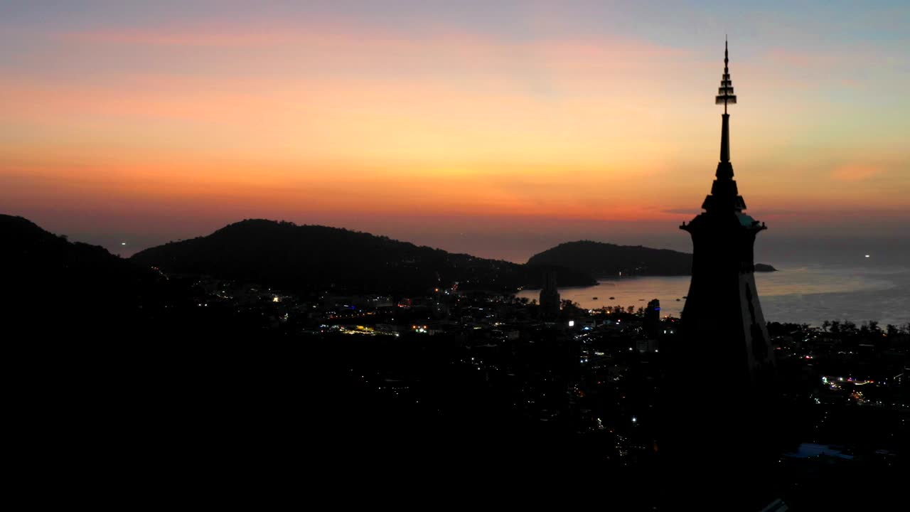 도이 테프니미트 파톤 푸켓의 파고다에서 공중에서 볼 수 있는 해가 지는 모습
