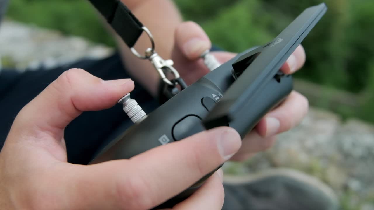 fpv 리모컨으로 fpv 드론을 조종하는 사람의 가까운  ⁇