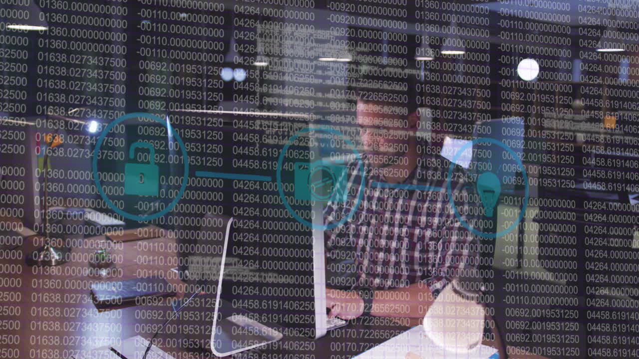 animación de la red de iconos digitales y procesamiento de datos sobre hombre caucásico usando computadora en la oficina.