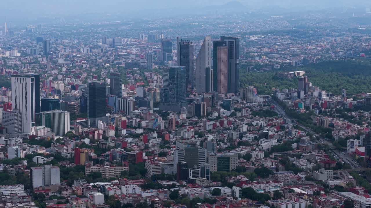 Meksiko Şehri'ndeki Reforma Caddesi üzerindeki gökdelenlerin havadan paralaks görünümü.