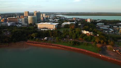 Paisaje-Urbano-Frente-Al-Mar-De-Darwin,-La-Ciudad-Capital-Del-Territorio-Del-Norte-De-Australia