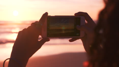 Hände,-Telefon-Und-Frau-Am-Strand-Bei-Sonnenuntergang