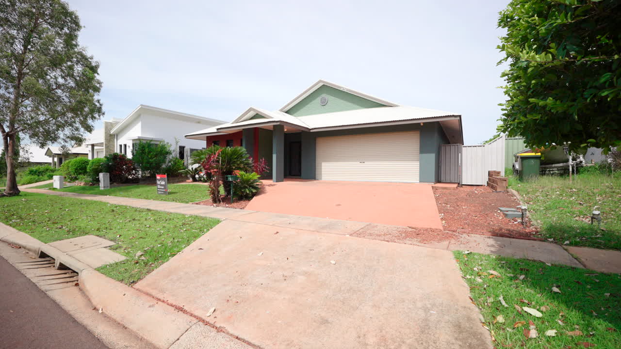 colorida fachada de casa moderna construida con garaje cubierto y pintura púrpura neutral