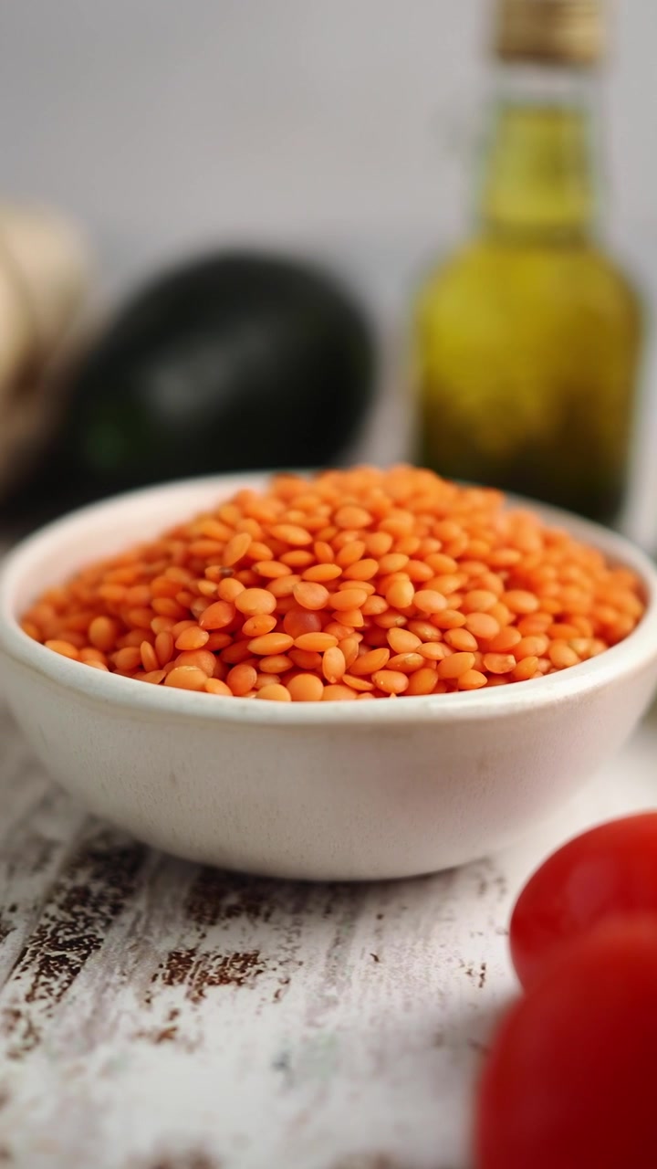 Ciotola di lenticchie rosse su un tavolo da cucina rustico