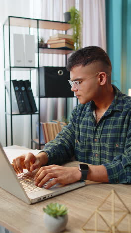 inspirado hombre feliz hacer eureka gesto levanta el dedo se le ocurrió un plan creativo trabajando en la computadora portátil