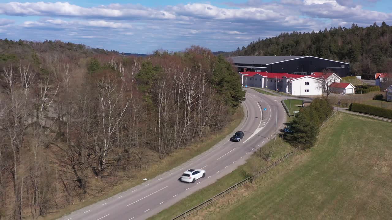 Auto che guida attraverso la campagna nella soleggiata Svezia, fuori Göteborg