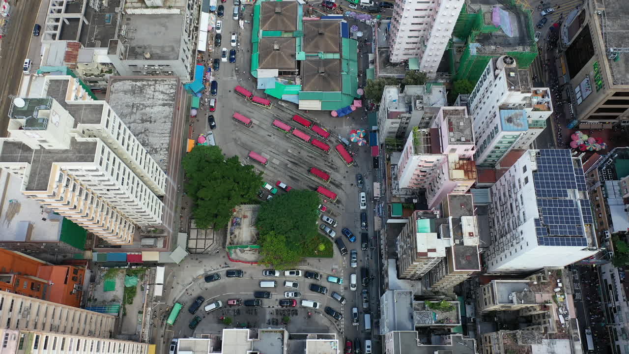 vista superior de edificios contemporáneos y tráfico en la ciudad de hong kong