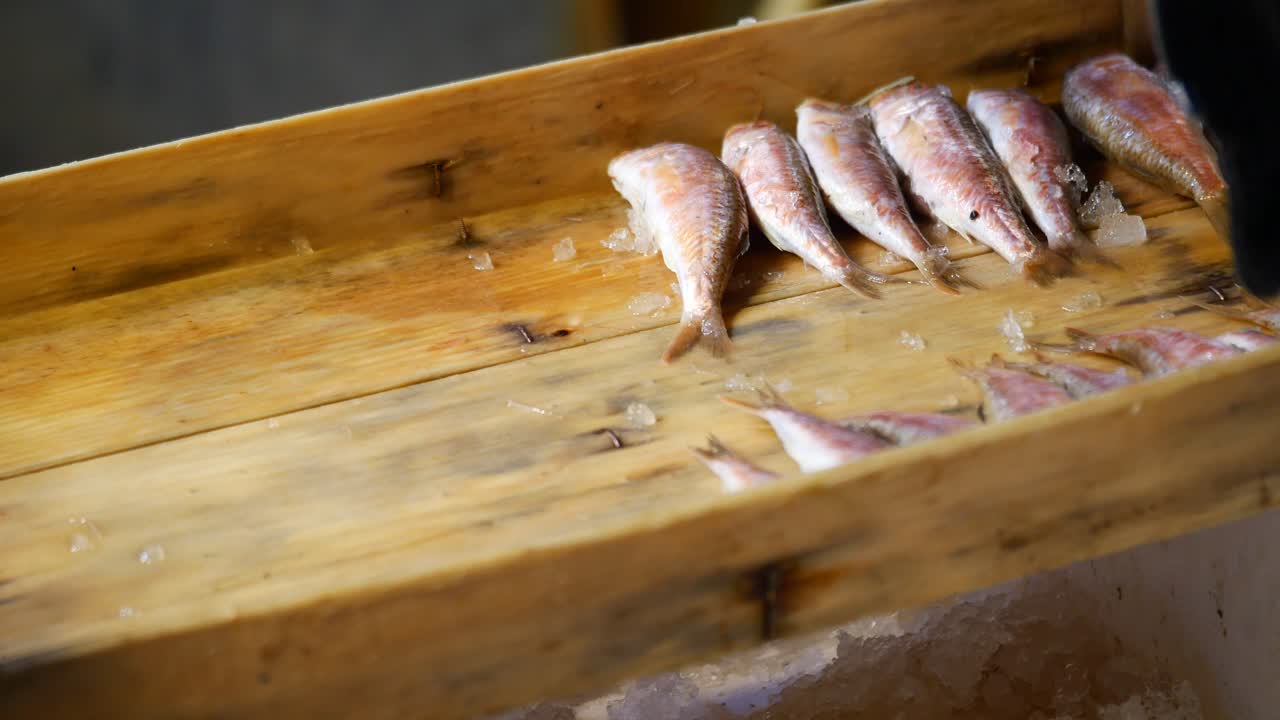 시장 에서 신선 한 물고기 를 전시 하는 것