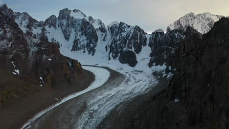 Aufschlussreiche-Drohnenaufnahme-Einer-Offenen-Fläche-Im-Ak-Sai-Gletscher-In-Kirgisistan