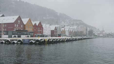 El-Puente-En-Las-Montañas-En-El-Invierno