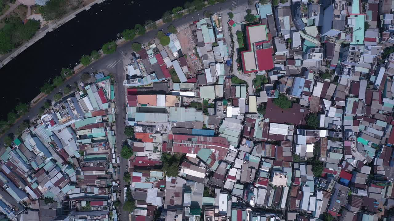 베트남 호치민시, 운하가 있는 화창한 날 하향식 항공 추적 전망, 인구 밀도가 높고 도로 교통이 혼잡한 주거 지역의 옥상