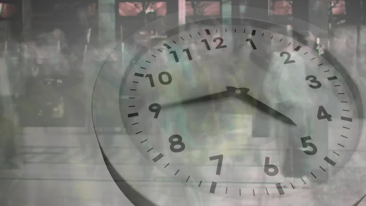 animación del reloj de tic-tac contra el lapso de tiempo de los empresarios que caminan en la oficina