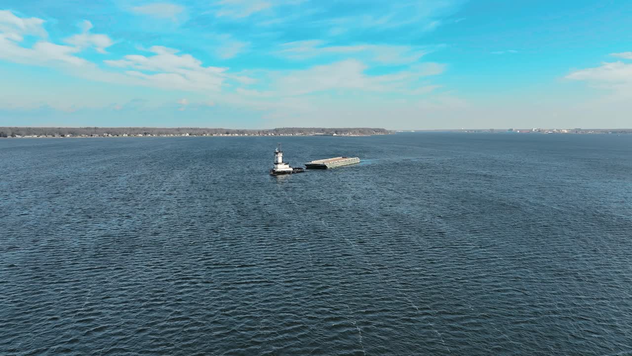 산업용 배를 끌고 다니는 견인선