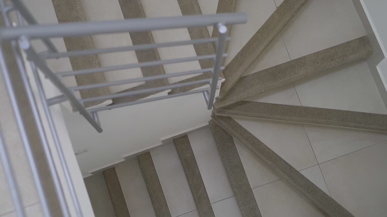 escalones de la casa con barandillas de tubo