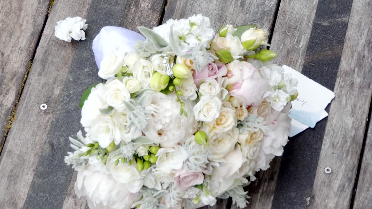 결혼이나 약혼 반지의 근접 촬영 샷