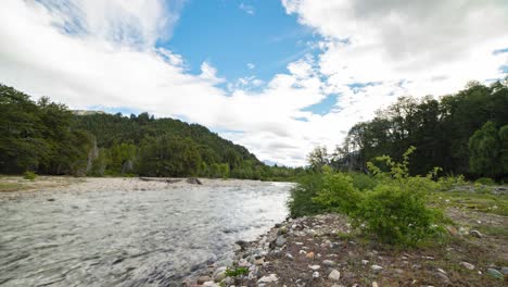 timelapse del río alerces en los andes rodeado de naturaleza y nubes blancas, región patagónica de argentina
