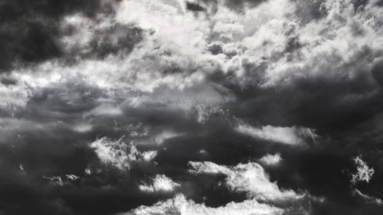 먹구름과 뇌우를 향해