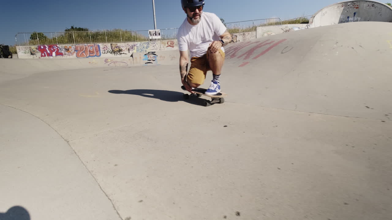 sesión de parque de patinaje épico: hombre anciano montando un patinaje de surf en alemania
