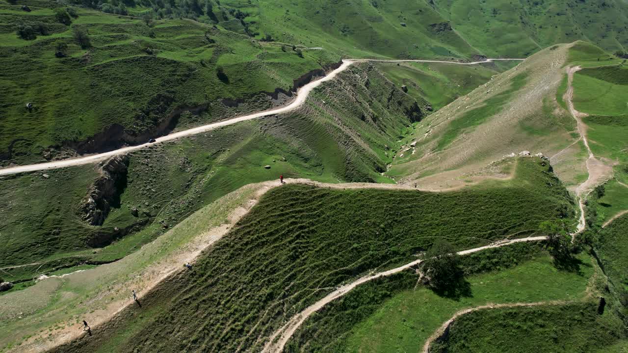 paisaje montañoso con carreteras sinuosas y rutas de senderismo